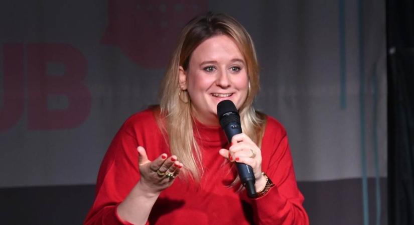 Rainer-Micsinyei Nóra: „Ha ki tudod nevetni az amúgy nagyon nyomasztó közéleti eseményeket, talán kicsit könnyebb az élet”