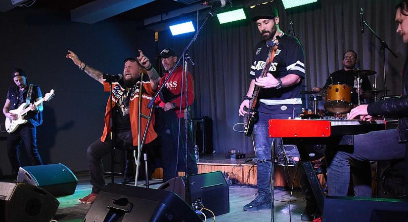 Deák Bill Gyula felrobbantotta Jászberényt, ilyen koncertet ritkán látni – galériával