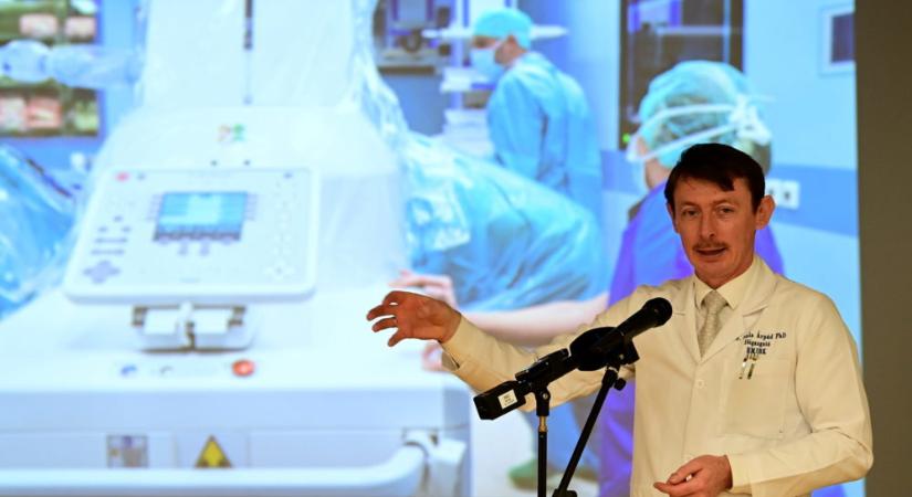 Történelmi áttörés Budapesten: először segített robot egy gerincműtétben