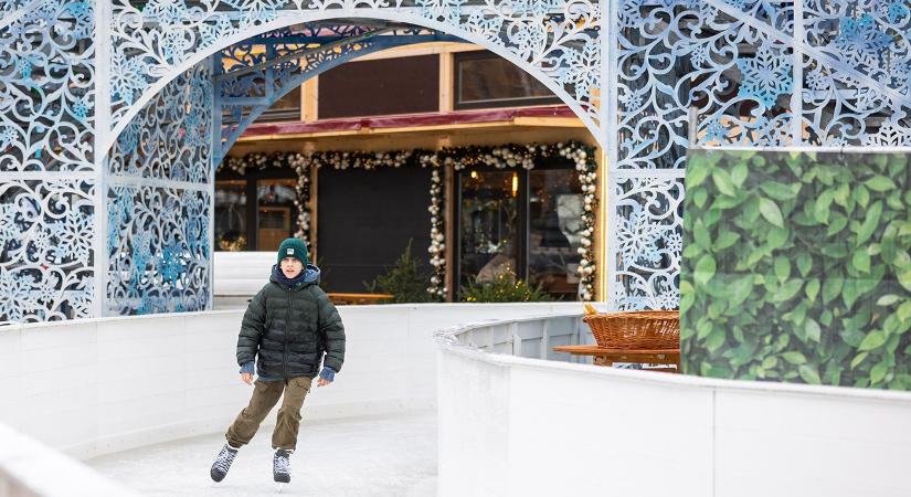 Megnyílt a jégpálya Debrecen főterén