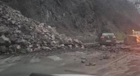 Hatalmas szikla zuhant egy menet közben lévő autóra