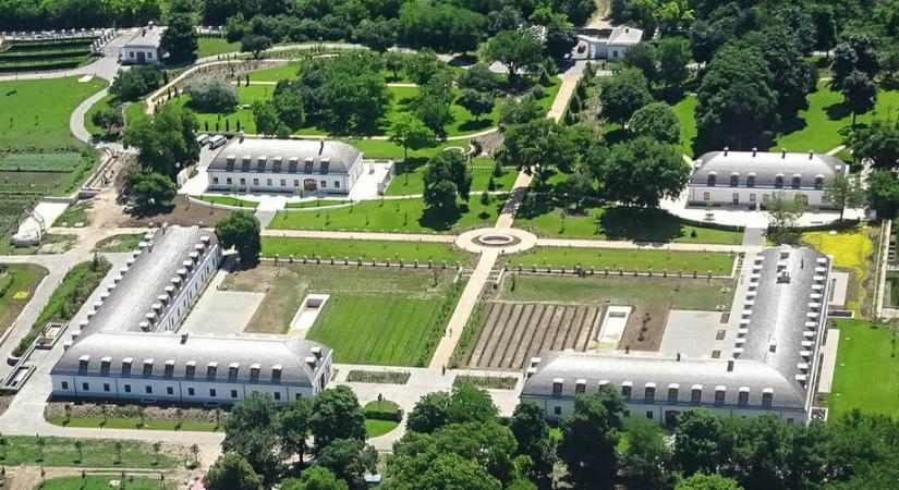 Hadházy Ákos ezúttal „Anikó asszony személyes birodalmáról" tett közzé képeket