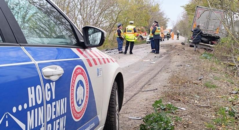 Kettészakadt az autó a brutális ütközéstől, még a motorja is kirepült