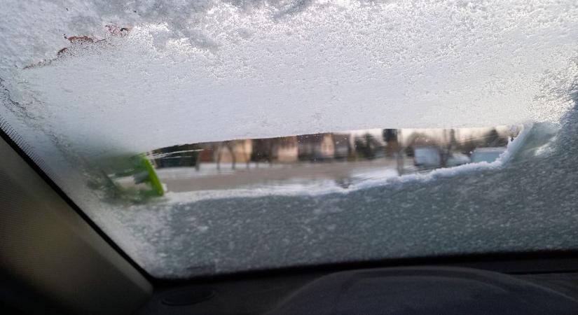 Fagyos reggeli rutin, videón mutatjuk hogyan jégmentesítsük szélvédőnket