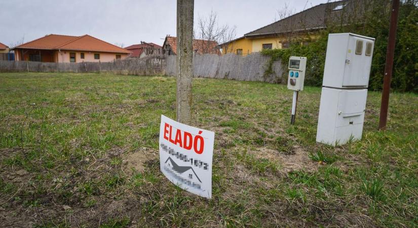 Telkeken ad túl az önkormányzat: ennyiért lehet vinni parcellákat