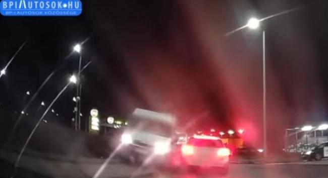 Napi bizarr: Azért tarolt le egy egész utcát a gyöngyösi ámokfutó, hogy feladhassa magát a rendőrségen – videó