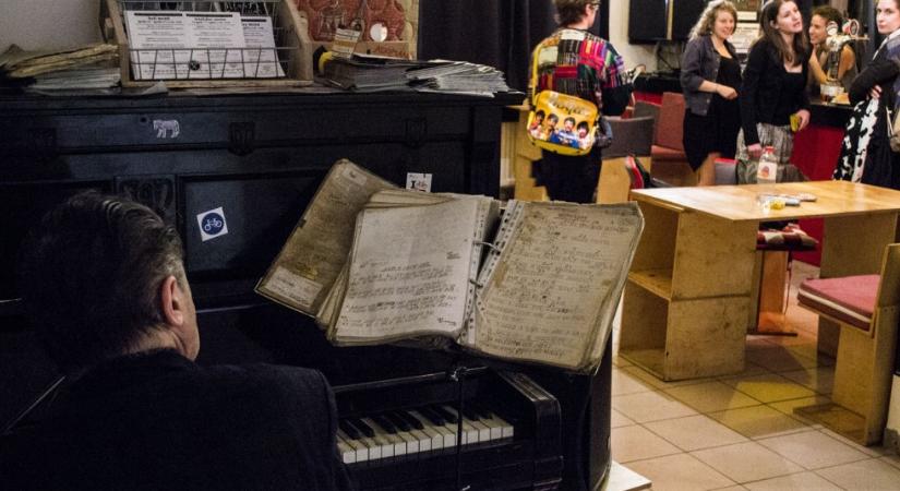 Március végén bezárhat az Auróra