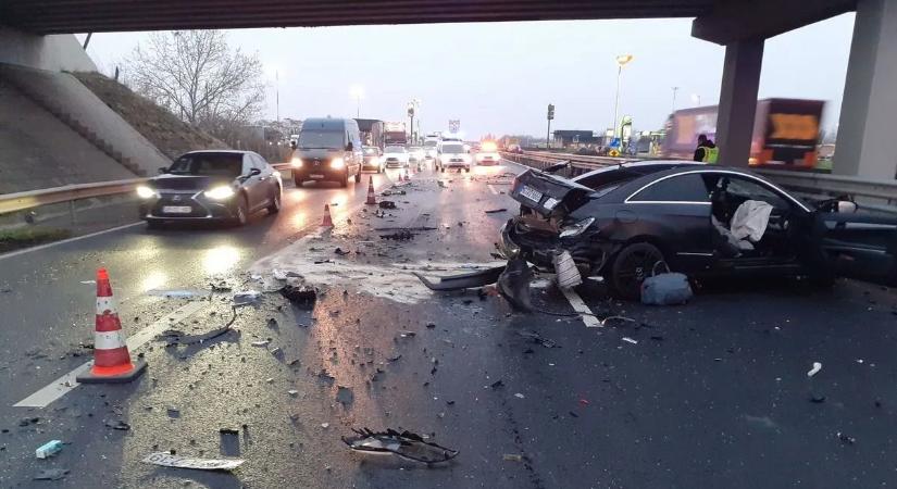 Brutális képeken a szörnyű baleset az M1-esen – képgalériával