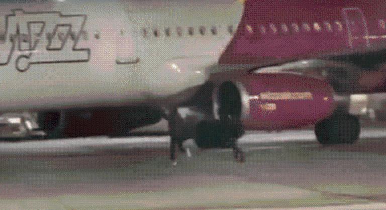 „Várjatok meg!” – két román férfi a kifutópályán próbálta leinteni a Wizz Air gépét, mint egy buszt