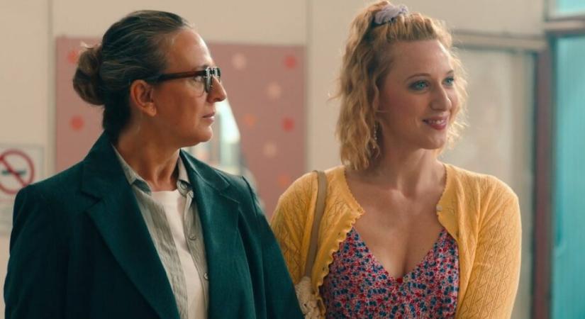 Rujder Vivien amnéziája visszahozza a 90-es éveket, a Beléd estem Valentin-nap körül érkezik – trailer