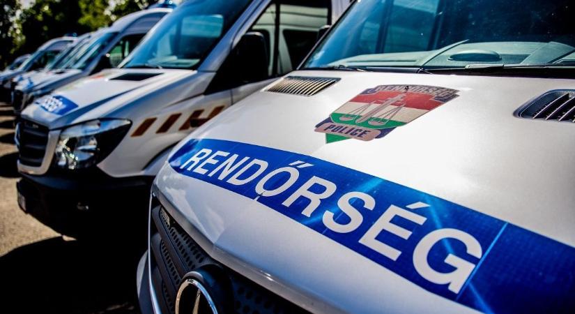 Friss bejelentés: megtalálta a rendőrség a piros kabátban eltűnt 17 éves fiút