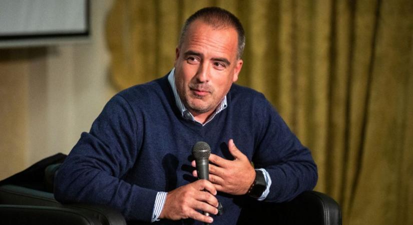 Miközben Török Gábor függetlennek mondja magát, az ország egyik leggazdagabb embere által vezetett MLSZ elnökségében ül