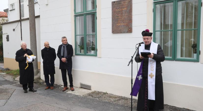 Ahol Jókai rajzolni tanult – új emléktáblát kapott az író a szülővárosában