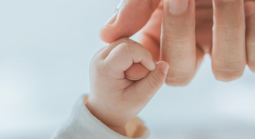 Nem sírt fel a baba a szülés után – a nyakára tekeredett a köldökzsinór