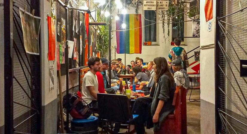 A választások után mindenképp bezár az Auróra – bizonytalan a jövője a woke-ideológia magyarországi fellegvárának