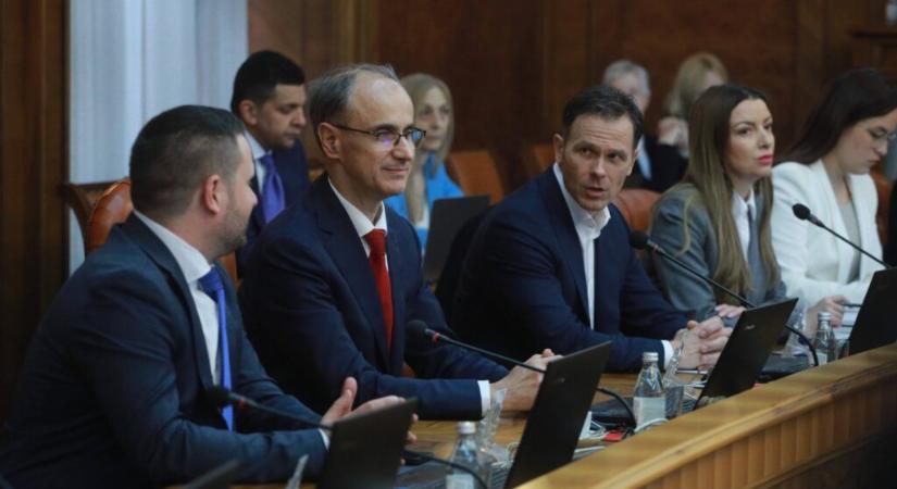 A kormány csak annyit üzen: nincs ok aggodalomra