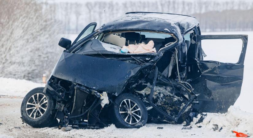 Kirepült az autóból - jogosítvány és biztonsági öv nélkül szenvedett súlyos balesetet egy fiatal a csúszós úton