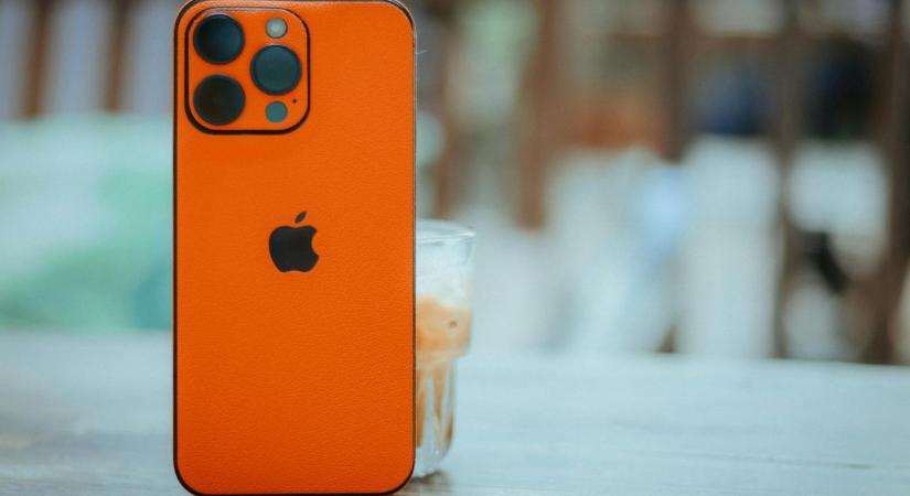 Egyre több ember kezdi el ragasztószalaggal letakarni mobiltelefonja kameráját – ez az oka