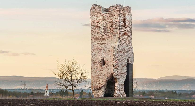 A hit eleven emlékműve: megújult a 800 éves Hetyei pusztatorony a Market ROM Vándor programjában