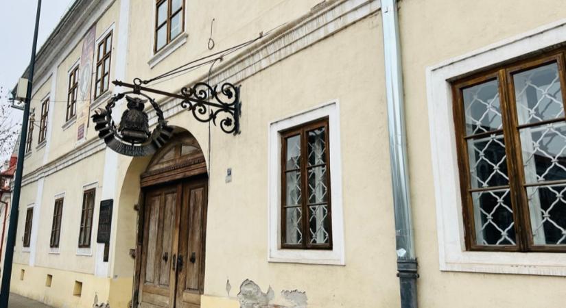 Panaszt tesz a rendőrségen a Maros Megyei Könyvtár a Teleki Tékánál történt rongálás miatt