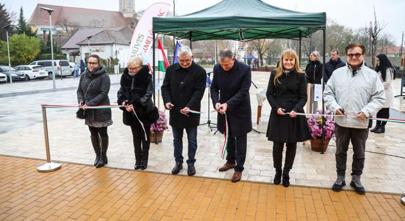 Ünnepélyesen átadták a megújult abonyi piacteret – már az első árusok is birtokba vették
