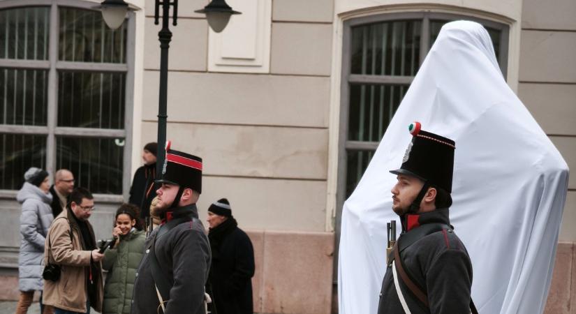 Történelmi pillanat: leleplezték Türr István egész alakos szobrát – fotók