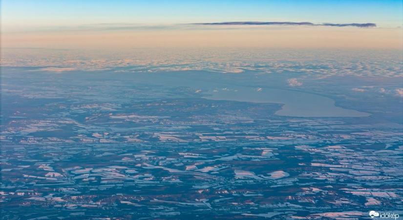 A Balaton, ahogy ritkán látni: ilyen lett a tó a szezon első hóesése után