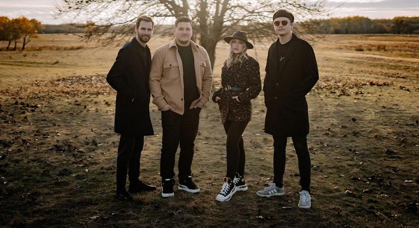 Új klipjében megmutatta zenekarát a debreceni énekes – videóval