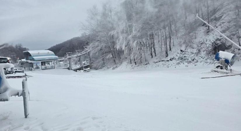 Már advent előtt megnyithat az eplényi sípálya, mutatjuk a részleteket és a hóágyúzást (videók)