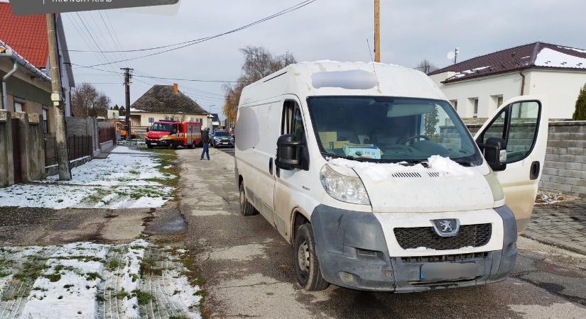 TRAGÉDIA: Futár gázolt halálra tolatás közben egy nőt Nagypakán