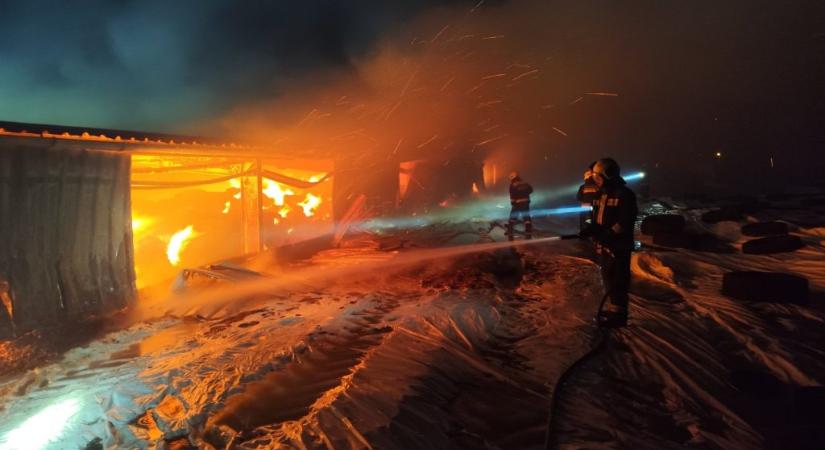 Vasárnap óta lángol egy nagy mezőgazdasági csarnok Lajosmizsénél