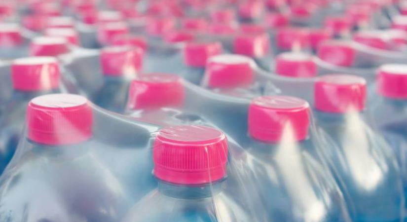 Bele ne igyál, ha ilyen ásványvizet vettél! Ismét visszahívta ezt a terméket az Auchan