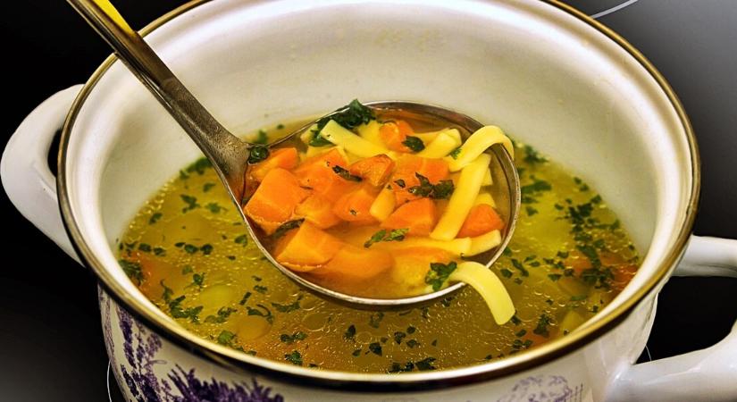 A titkos hozzávaló, ami aranysárgává és mennyeien ízessé varázsolja a húslevest: mindenki repetázni fog