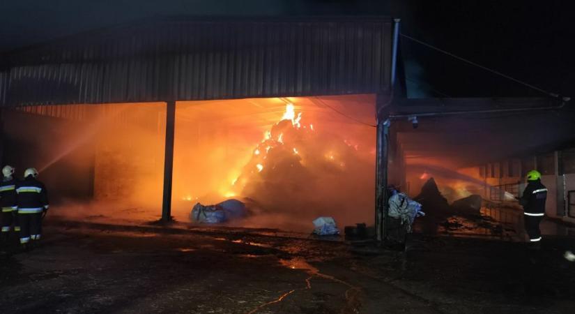 Hatalmas tűz, tegnap éjjel óta nem bírják eloltani a Lajosmizse és Örkény között kigyulladt mezőgazdasági csarnokot