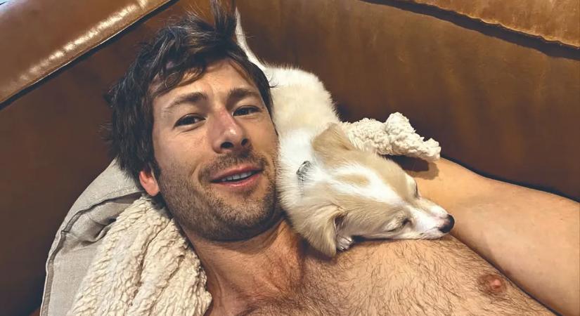 Glen Powell kutyája nagyobb sztár, mint ő!
