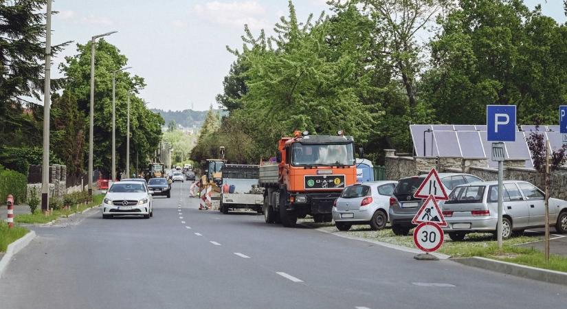 Szűkítenék az utakon a forgalmi sávokat, el se hinné, mivel indokolják a törvényjavaslatban – videóval