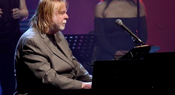 Agyműtéten esett át a Yes legendás billentyűse, Rick Wakeman