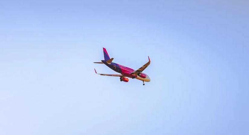 Lekésték a gépet, a kifutón próbálták utolérni a repülőt a felelőtlen utasok