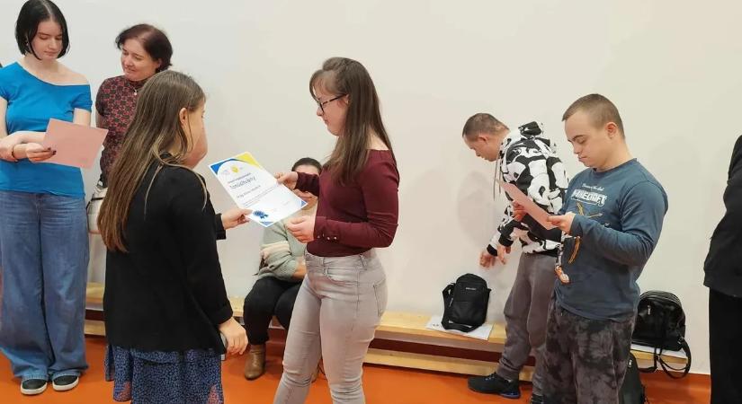 "Mi is el tudjuk mondani, mit akarunk!” - sorstársainak tartott tréninget a Down-szindrómás Dorka