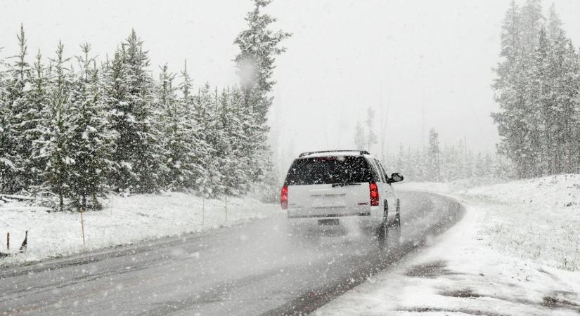 Megbírságolhatnak, ha fagyott vagy havas szélvédővel indulok útnak?