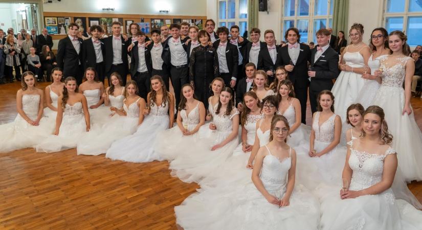 Fantasztikus fotókon a Czuczor Gergely Bencés Gimnáziumban és Kollégium szalagavatója