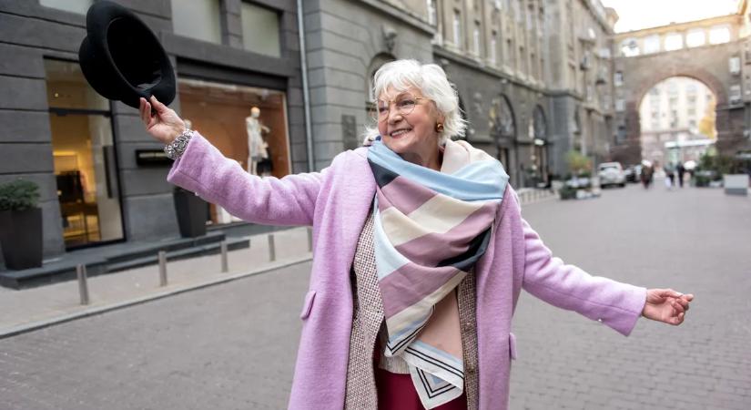 Éveket fiatalodhatsz, ha így viseled a sálat 50 felett