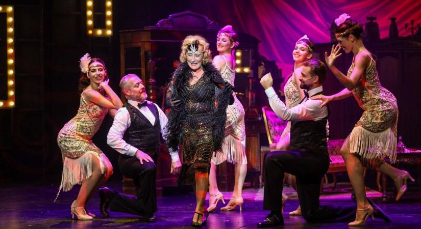 Mici néni hódít a Szigligetiben, retró vígjáték lett a kisregényből