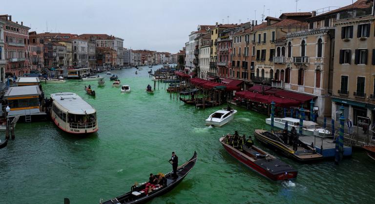 Greta Thunbergék zöldre festették a velencei Canal Grandét
