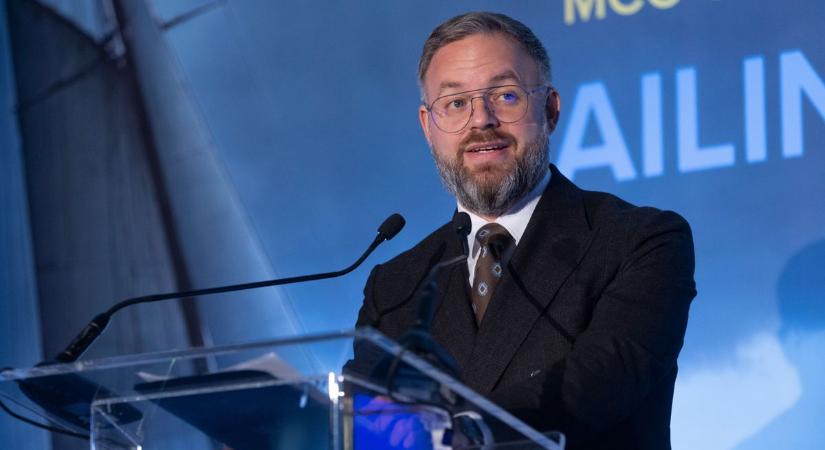 Ez rendben van, hiszen a pártja emberei mondják ezeket a dolgokat – Amerikai sztárújságírót kérdeztünk Orbán Balázs AI-videójáról