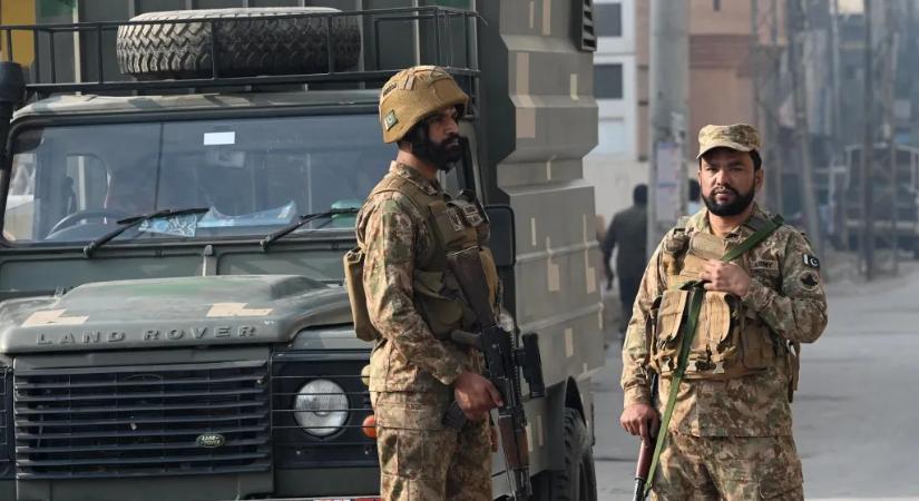 Öngyilkos merénylők robbantottak egy katonai létesítménybe Pakisztánban