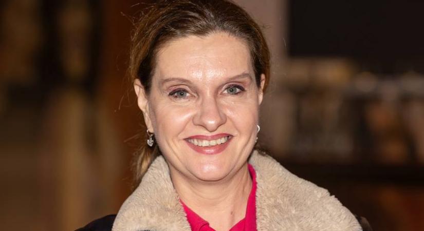 Janza Kata fia szőke herceg volt a szalagavatón: a 18 éves Samu apja mellett pózolt