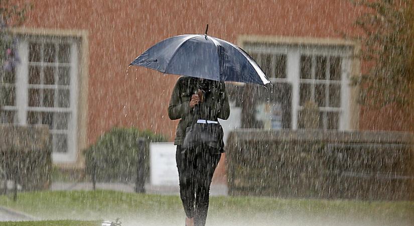 Rohamtempóban vágtat felénk a nagy eső: Kiadták a riasztást, itt lesz özönvíz kedden Pécstől Tiszaújvárosig, Marcalitól, Budapesten át Kiskunmajsáig