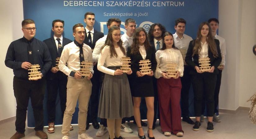 Hiteles hazabeszéd: diákok népszerűsítik az éterben a debreceni szakképzést