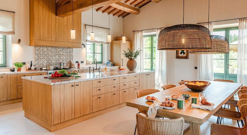 Rusztikus elegancia és mediterrán lakberendezés egy olaszországi feújított villaépületben